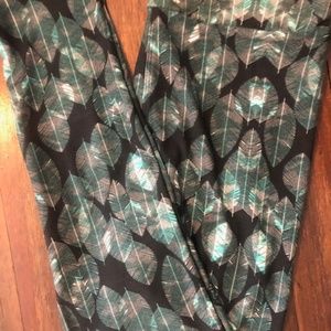 LuLaRoe Black Green Leaf Feather OS Leggings